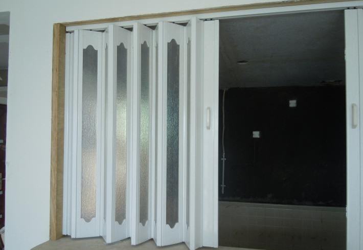 Interior PVC Folding Door , Plastic Accordion Sliding Door 0.1-0.3 m / s Opening Speed